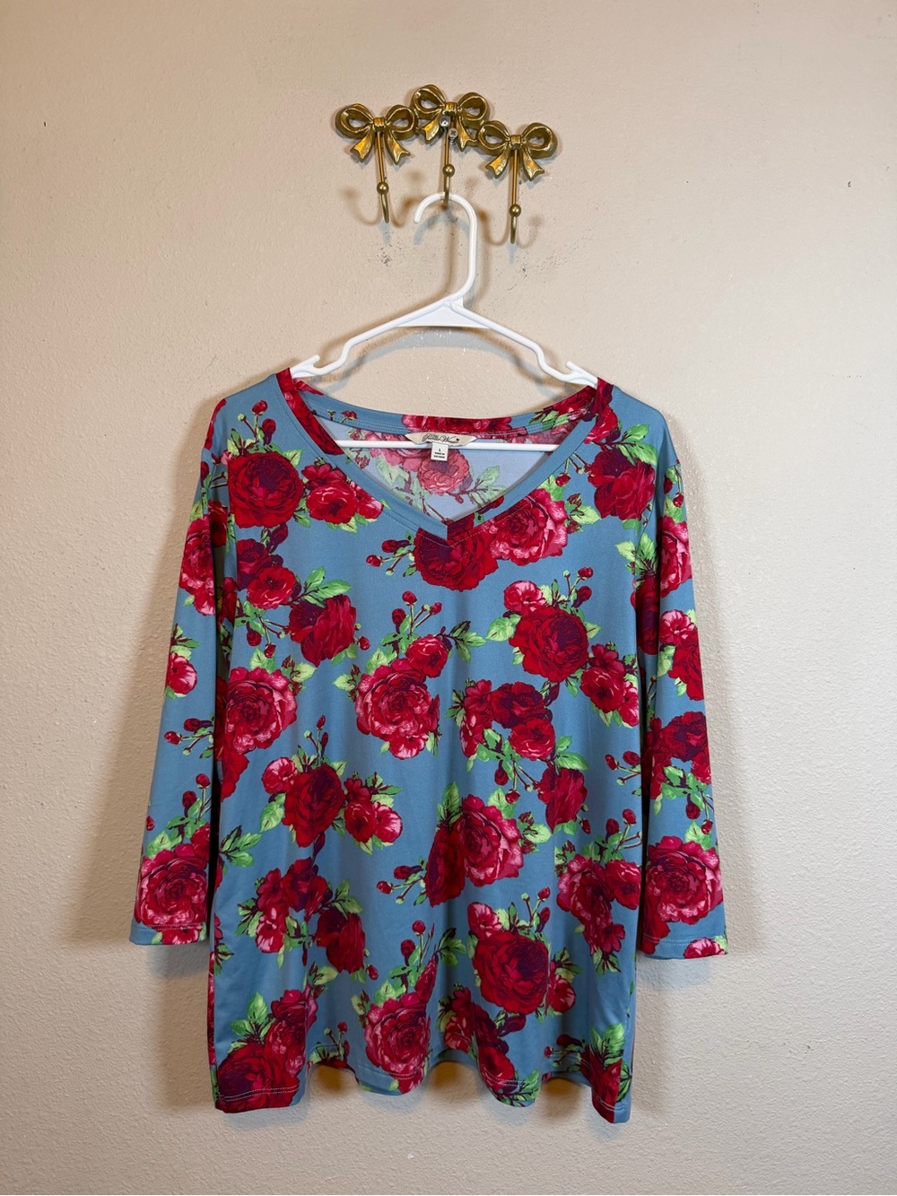 The Pioneer Blue Floral V-Neck Women's Top with Red Rose Print. Size L